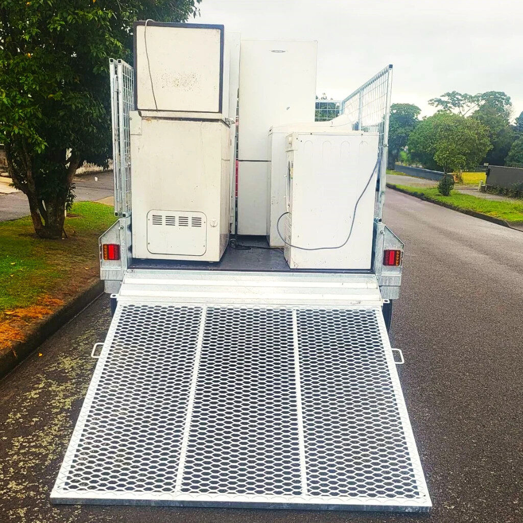 Trailer containing 2 fridges and 2 washing machines.